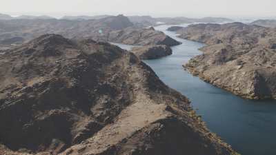 Le Lac Nasser, formations rocheuses et désert