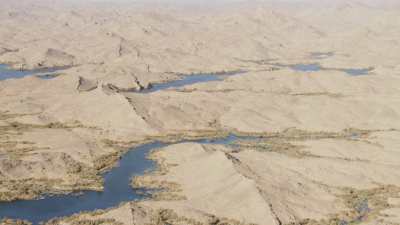 Le Lac Nasser, formations rocheuses et désert