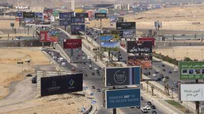 Voie express entre Nasr City et New Cairo, panneaux publicitaires et Mosquée El-Mosheer Tantawy