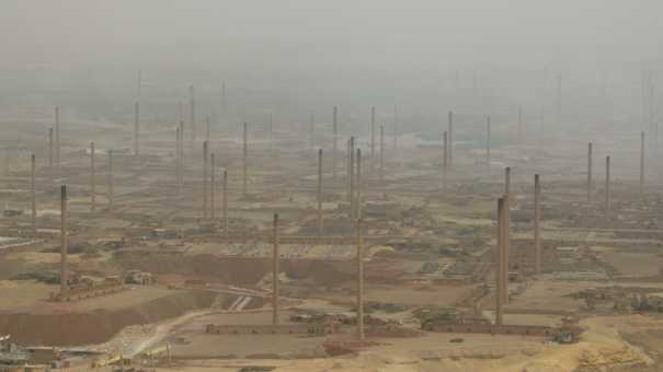 Briqueteries dans la pollution au sud du Caire