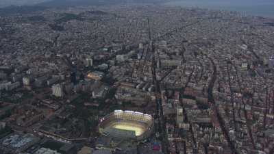 Ville la nuit et match au stade du Barsa