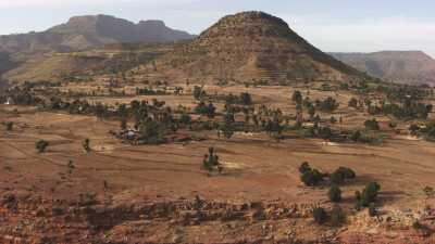 Paysage et zoom sur les paysans du Tigray aux champs