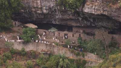 Chrétiens se rendant à l'église rupestre de Naktala