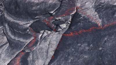 Très gros plans du lac de lave et de la lave incandescente sous-jacente