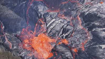 Lave incandescente menaçant d'exploser au coeur du lac de lave