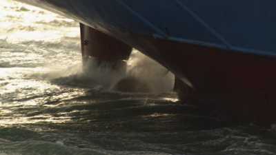 Cargos dans la tempête