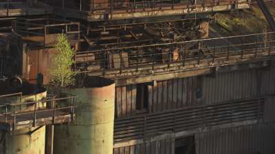Gros plans sur une usine désaffectée