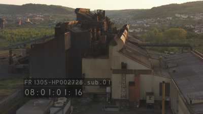 Gros plans sur une usine désaffectée