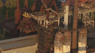 Gros plans sur une usine désaffectée