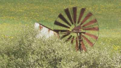 Une roue tourne dans un champ