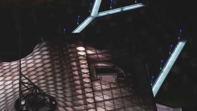 Centre Pompidou à Metz de nuit,plan serré du toit illuminé