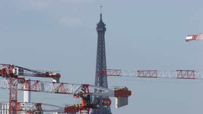La Tour Eiffel derrière des grues de construction