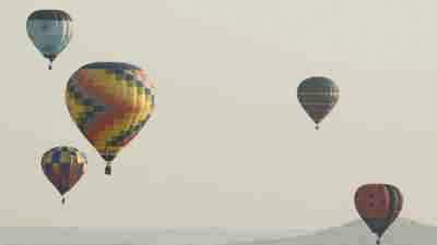 Montgolfières dans le ciel juste après le décollage