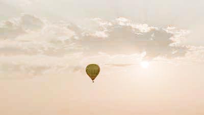 Montgolfières s'éloignant au coucher du soleil