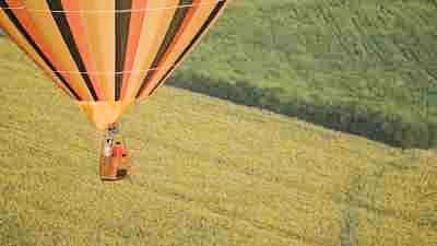 Gros plans de suivi de montgolfières