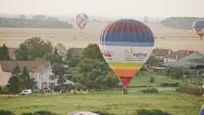 Atterrissage de montgolfière dans un champ