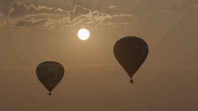 Montgolfières s'éloignant au coucher du soleil
