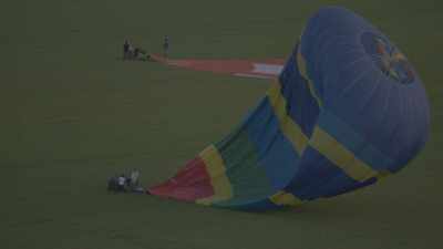 Atterrissage de montgolfières dans les champs