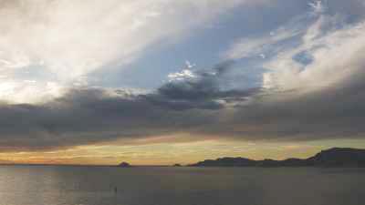 Coucher de soleil rougeoyant sur le littoral marseillais