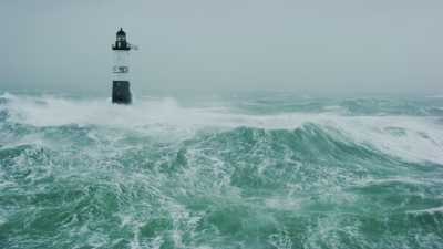 Mer démontée près du phare d'Ar Men
