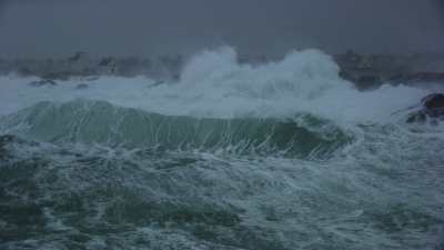 Mer démontée devant Saint-Guénolé
