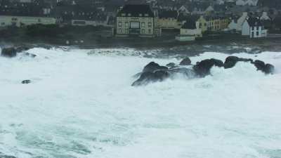 Mer démontée devant Saint-Guénolé