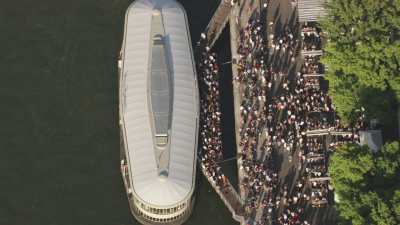 La barge Rosa Bonheur et  survol de la Seine