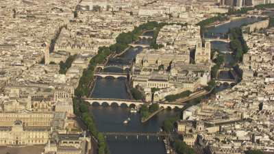 Ile de la Cité, Louvre et pyramide