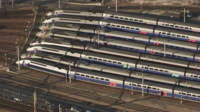 Survol de la Gare de Lyon, trains TGV en attente sur les voies