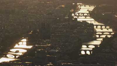 La Seine et ses ponts brillent dans la lumière crépusculaire