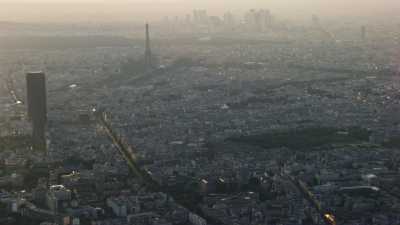 Plans larges, tours Eiffel et Montparnasse