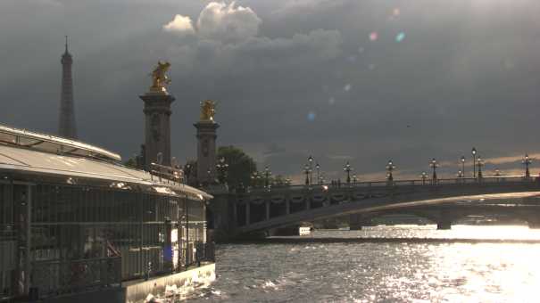 Paris tour Eiffel rushes longs