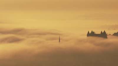 Château et ville de Saumur sous la brume