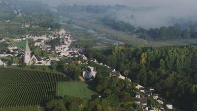 Village en tuffeau et toits d'ardoise en bord de Loire