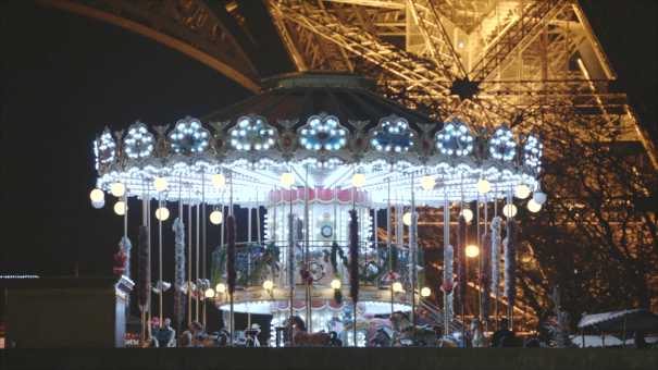 La tour Eiffel vue de bateau la nuit