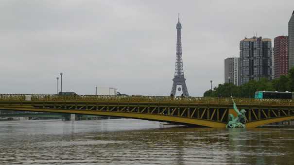 Crue de la Seine dans Paris (filmée de bateau)