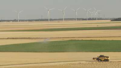 Eolienne et moissons dans la Beauce