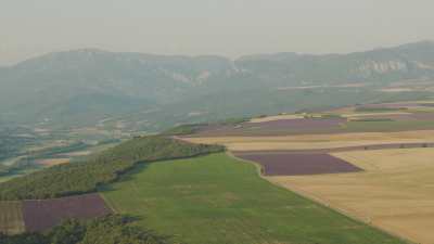 Paysages de Provence, montagnes et champs de lavande