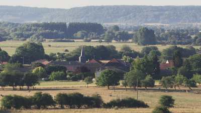 Petit village de campagne et son église