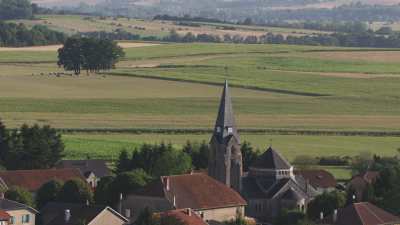 Petit village de campagne et son église