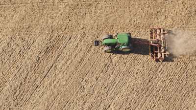 Tracteur qui laboure, campagne française