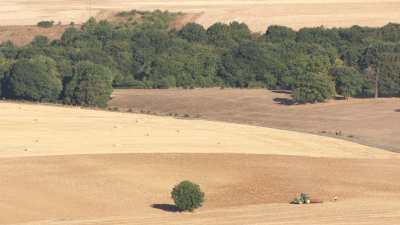 Tracteur qui laboure, campagne française