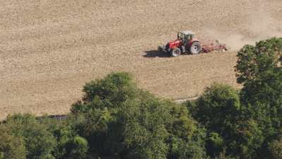 Tracteur qui laboure, campagne française