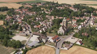 Petit village de campagne et son église