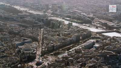 La Bibliothèque Nationale de France site François Mitterrand avec la Seine, perspective depuis la Bastille, le quartier du Marais, le jardin des Plantes et Jussieu
