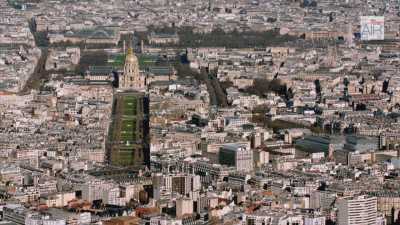 Paris&nbsp;: Le musée du Louvre avec la Seine / Les Invalides