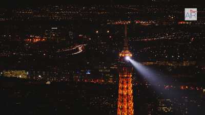 La Tour Eiffel dans le paysage parisien, séquence de nuit avec le scintillement