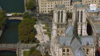 Paris&nbsp;: le centre historique avec la Seine et les îles / Le musée Louvre / Le Centre Beaubourg / La Place des Vosges / L'université Jussieu