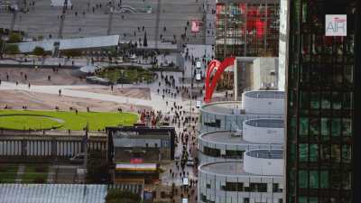 Le quartier de la Défense avec la Grande Arche et l'esplanade