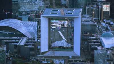 Le quartier de la Défense avec la Grande Arche de la Défense et l'esplanade